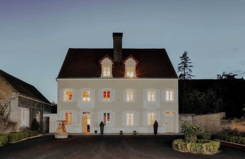 Saunieres Casa | 4-star Maison de Maître, 25 minutes from Beaune. Swimmingpool, sauna, steamroom.