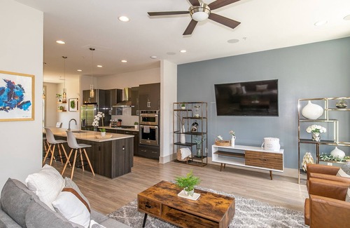 Edgewood Casa | 4-Story Rooftop Oasis- Fire Pit/King Suite