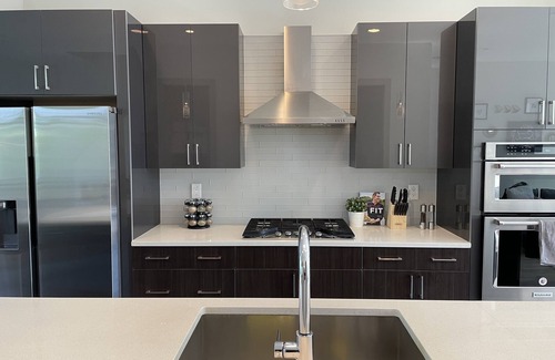 Edgewood Casa | 4-Story Rooftop Oasis- Fire Pit/King Suite