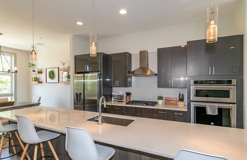 Edgewood Casa | 4-Story Rooftop Oasis- Fire Pit/King Suite