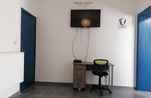 Mons Casa | Estudio con wifi, TV, nevera.
