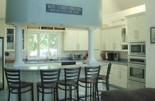 Frontier Casa | 4000 SQ FT, SANDY BEACH, CANOES, KAYAKS, PONTOON AND JETSKI AVAIL, A+ REVIEWS