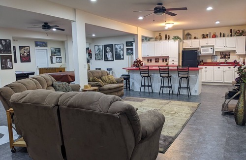 Frontier Casa | 4000 SQ FT, SANDY BEACH, CANOES, KAYAKS, PONTOON AND JETSKI AVAIL, A+ REVIEWS