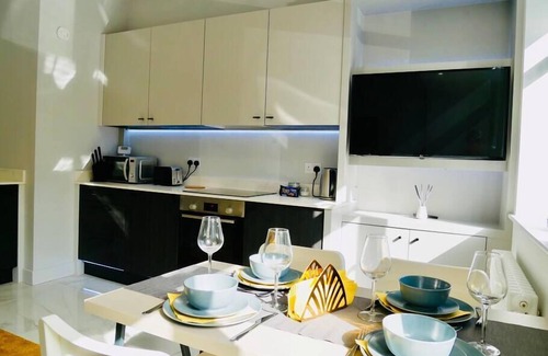 Canford Cliffs Apartamento | ⭐⭐⭐⭐⭐ Cerca de la PLAYA, Estacionamiento, WIFI y Netflix Bournemouth y Poole ❤️❤️❤️