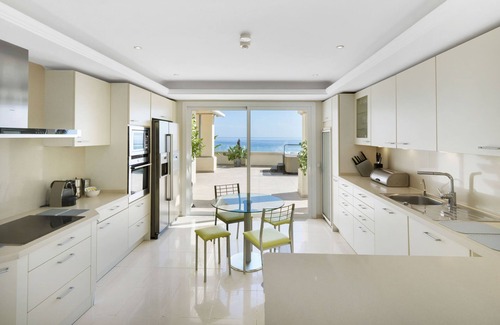 Nueva Milla de Oro Apartamento | 405 Lux Serv Apart-Estepona 4 habitaciones, 28c, climatizada, 20 m Piscina, increíble, vistas, barbacoa, jacuzzi