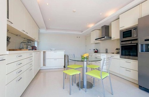 Nueva Milla de Oro Apartamento | 405 Lux Serv Apart-Estepona 4 habitaciones, 28c, climatizada, 20 m Piscina, increíble, vistas, barbacoa, jacuzzi