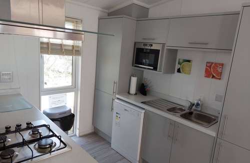 Scalby Cabina | Alojamiento de lujo de 40 pies x 20 pies cerca de Scarborough; 3 camas, capacidad para 6 personas, bañera de hidromasaje