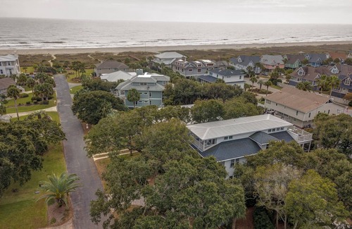 Isle of Palms Casa | 4202 Palm Blvd.- 7 bedrooms, pool, putting green, Ocean side of Palm Blvd.