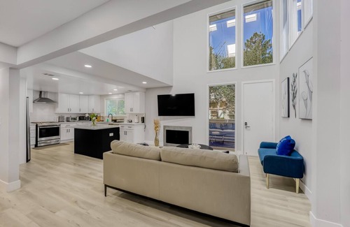 Menlo Park Casa | 497-Upscale Home w/AC & Patio near Meta & Stanford