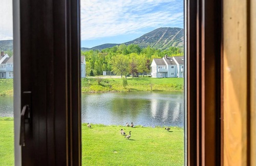 Carrabassett Valley Condominio | 4B/2.5Ba Sugarloaf Snowbrook Condo - Ski In/Out end unit - Great Location!