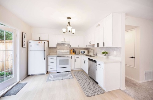 Kingsgate Casa | 4B2.5B TH in Kirkland/Woodinville. Prime Location