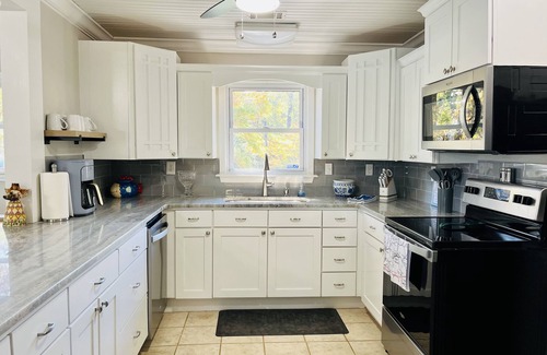 Dadeville Casa | 4BD 4BA 2 King Suites, Nursery, Kayaks, Lilypad, Pool Table, Foosball, AirHockey