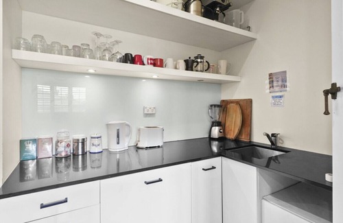 Holland Park West Casa | 4BDR 2BTH Home Holland Park