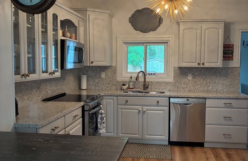 Timiskaming District Casa | 4Bed Downtown Gem,Modern Comfort, Fireplace,Huge Backyard,Step to Lake broadwalk