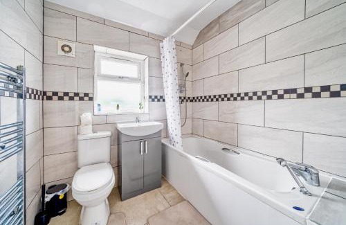 London Borough of Hounslow Apartamento | 4bed house free parking garden and office space