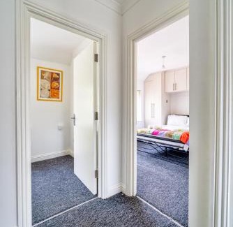 London Borough of Hounslow Apartamento | 4bed house free parking garden and office space