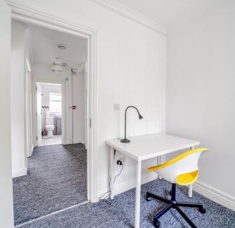 London Borough of Hounslow Apartamento | 4bed house free parking garden and office space