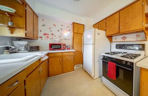 Cuyahoga Falls Casa | 4BedR Sleeps 12 Central Location & Pet-Friendly