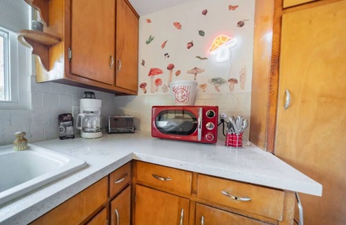Cuyahoga Falls Casa | 4BedR Sleeps 12 Central Location & Pet-Friendly