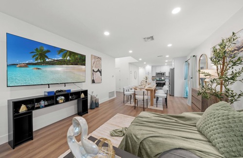El Cajon Casa | 4BR/2Bth, Hot Tub, King Bed, Garage, Gated Backyard