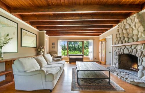 Montauk Villa | 4BR 3BA Hot Tub Media room Weekly rates