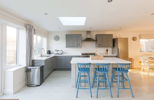 East Wittering Casa | 4BR Beach House sleeps 10 - 5 mins walk to the Sea