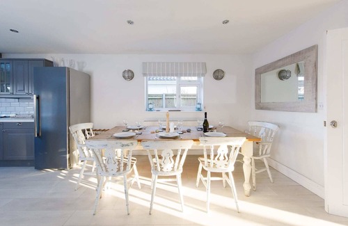 East Wittering Casa | 4BR Beach House sleeps 10 - 5 mins walk to the Sea