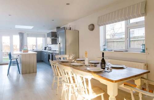 East Wittering Casa | 4BR Beach House sleeps 10 - 5 mins walk to the Sea
