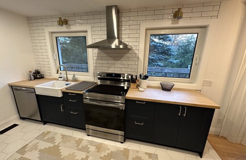 Carling Cabaña | 4BR Cottage: Hot Tub, Sauna, Beach Access, Parks