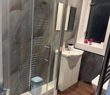 Carrick Knowe Apartamento | 4BR Home near Airport & City Centre Free Parking