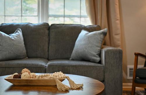 Blue Springs Casa | 4BR Home near KC Stadiums & I-70 - Sleeps 10