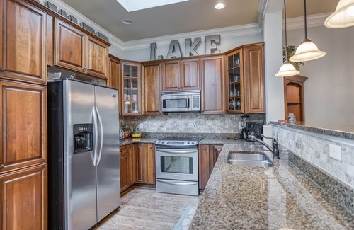 Saxony Forest Casa | Lakefront Luxury Townhome! 15 minutos a Clemson! Mesa de billar, ping pong.