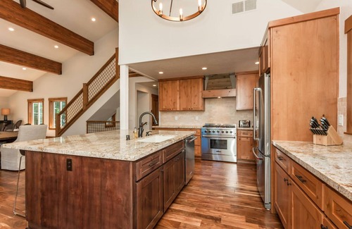 Truckee Casa | 4BR Luxury lodge : hot tub, slopes & trails!