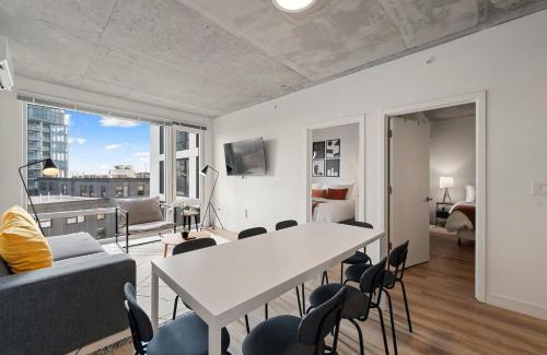 River North Hotel | 4BR Modern Gem Sleek Bright & Central