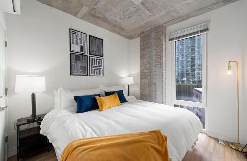 River North Hotel | 4BR Modern Gem Sleek Bright & Central