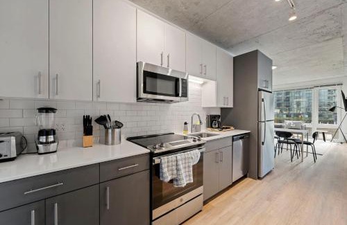 River North Hotel | 4BR Modern Gem Sleek Bright & Central