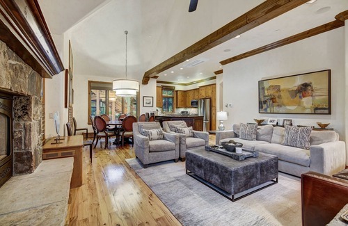 Edwards Casa | 4BR Plus Den Platinum Townhome, Walk to lift by RedAwning