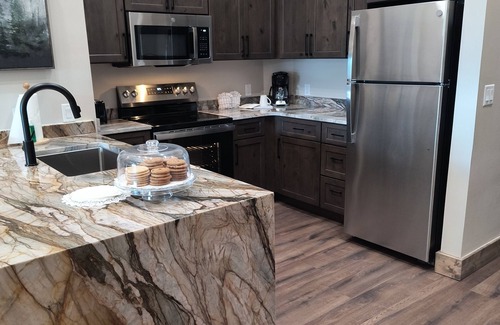 Gatlinburg Complejo | 4BR Resort Cabin with views of charming Gatlinburg and the National Park!
