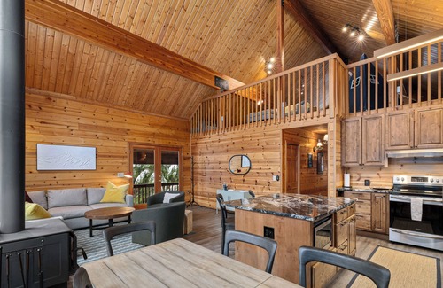 North Bend Casa | 4BR Retreat: 5-min to Ski, Snowboard, Snow Tubing