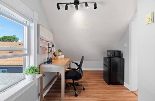 Salem Casa | 4BR Retreat King Bed Walk or Ride to Downtown Salem Free Parking & Laundry