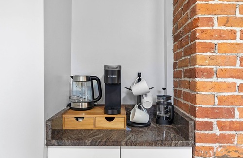 Salem Casa | 4BR Retreat King Bed Walk or Ride to Downtown Salem Free Parking & Laundry