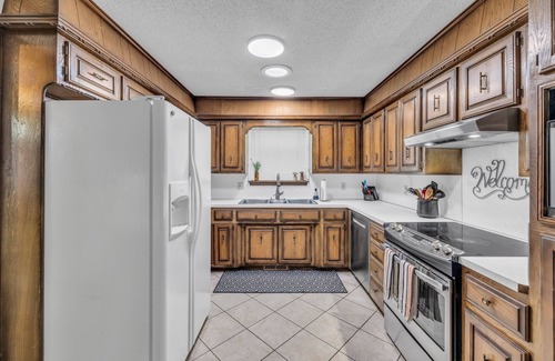 Owasso Casa | 4BR Retreat w/ KING Bed, Hot Tub & Prime Location