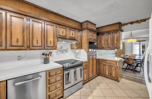 Owasso Casa | 4BR Retreat w/ KING Bed, Hot Tub & Prime Location