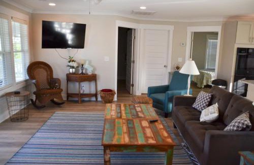 Davis Casa | 4BR Soundfront cottage Private Dock Fishing