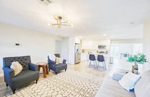 Papago Parkway Casa | 4BR Sun-Soaked Refuge ~ Near Old Town & Golf