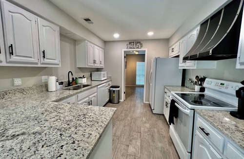 Universal City Casa | 4BR Universal City Retreat Military & Corporate Housing Wi-Fi