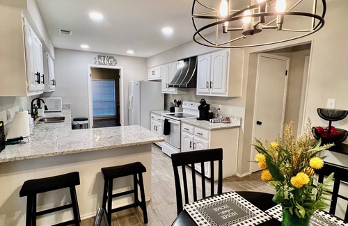 Universal City Casa | 4BR Universal City Retreat Military & Corporate Housing Wi-Fi