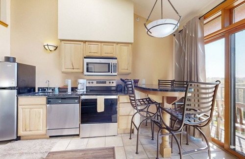 Wisconsin Dells Condominio | 4th-floor coursefront condo with balcony & washer/dryer