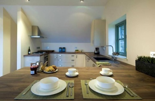 Pistyll Apartamento | Cabaña de piedra de 5 * 3 habitaciones configurada para vivir al revés