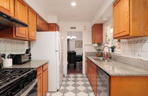 Bassett Casa | 5 BD - Lg Master Suite - Max Parking